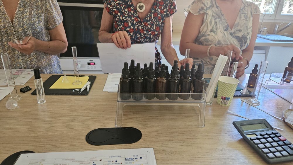 Présentoir de flacons d'huiles essentielles ambrées au cœur de l'atelier