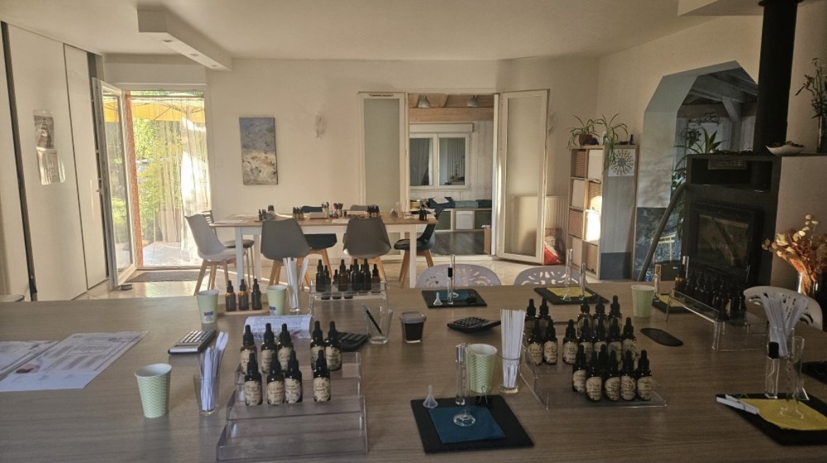 Vue d'ensemble de l'atelier Amayana installé pour une session de création de parfum